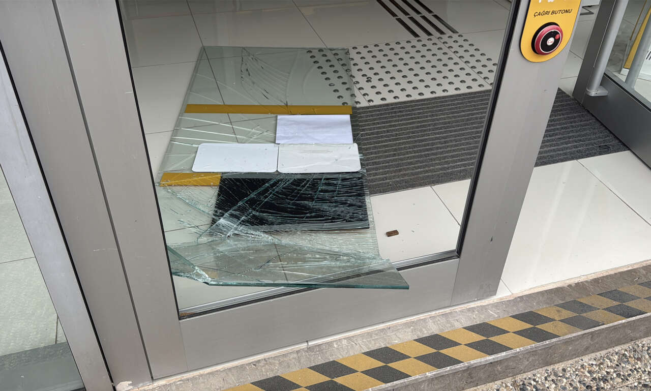 Banka şubesine saldırı! Kapıyı tekmeyle kırdı, sırra kadem bastı 1